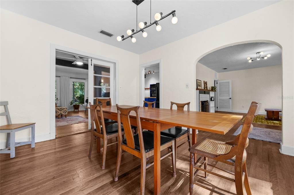 Active With Contract: $330,000 (3 beds, 2 baths, 1696 Square Feet)