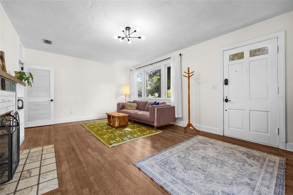 Active With Contract: $330,000 (3 beds, 2 baths, 1696 Square Feet)