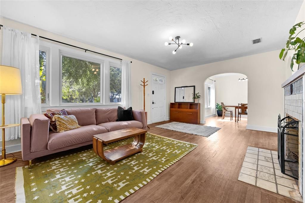 Active With Contract: $330,000 (3 beds, 2 baths, 1696 Square Feet)