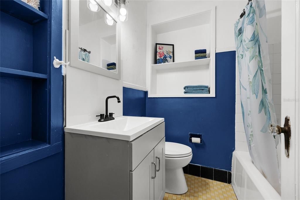 Active With Contract: $330,000 (3 beds, 2 baths, 1696 Square Feet)