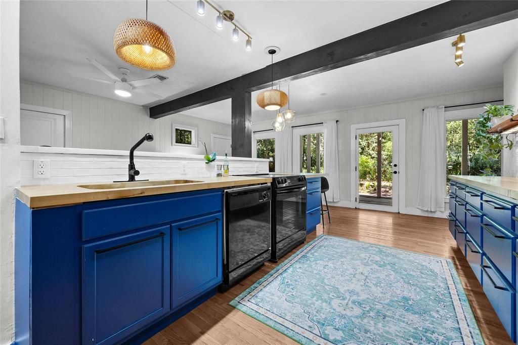 Active With Contract: $330,000 (3 beds, 2 baths, 1696 Square Feet)