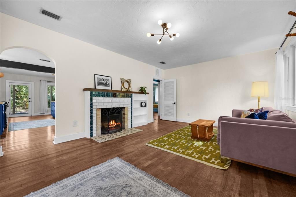 Active With Contract: $330,000 (3 beds, 2 baths, 1696 Square Feet)