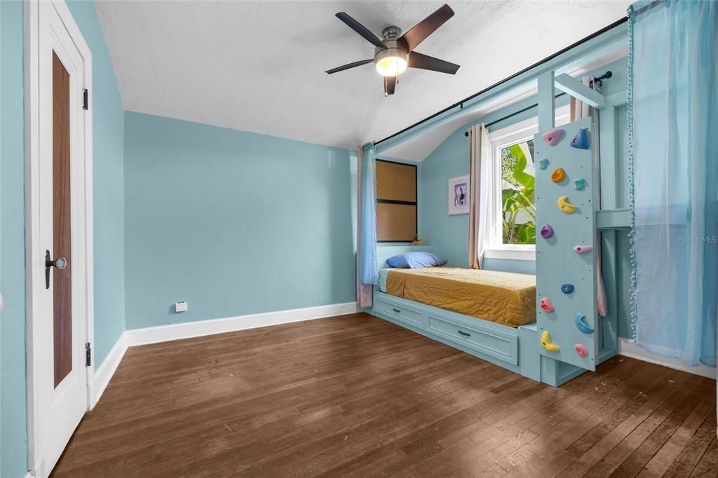 Active With Contract: $330,000 (3 beds, 2 baths, 1696 Square Feet)