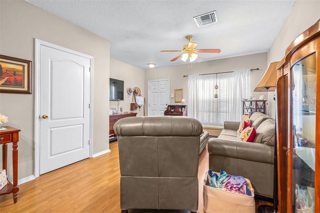 На продажу: $199,000 (2 спален, 2 ванн, 1110 Квадратных фут)