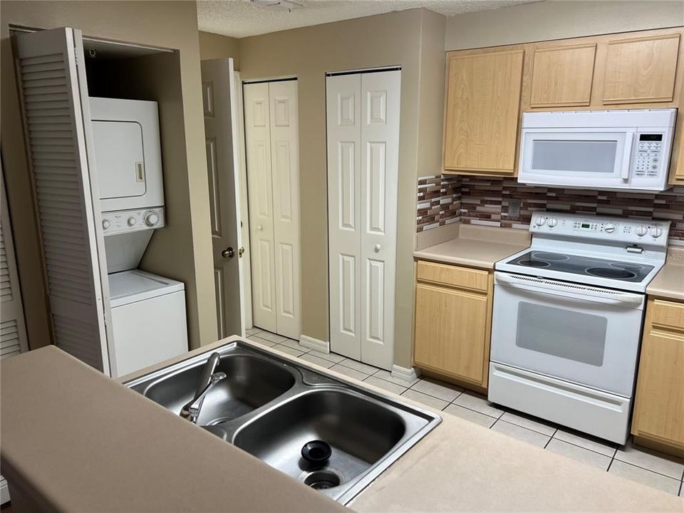 出租: $1,300 (1 贝兹, 1 浴室, 643 平方英尺)