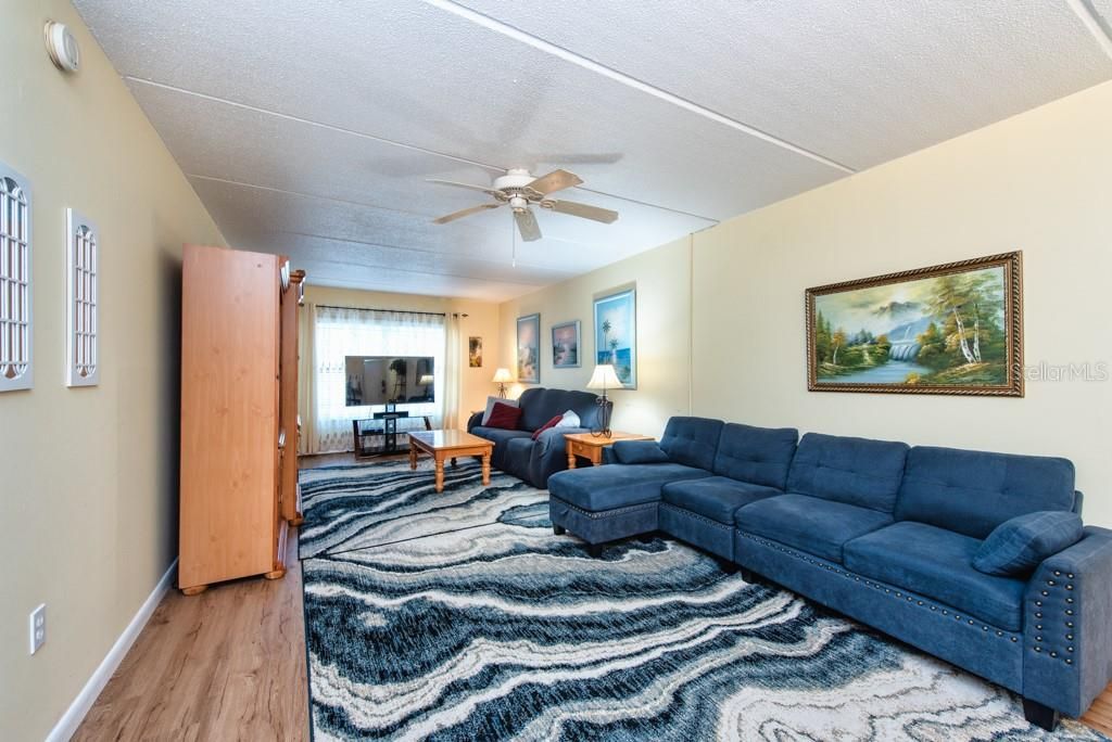 For Sale: $169,000 (2 beds, 1 baths, 980 Square Feet)