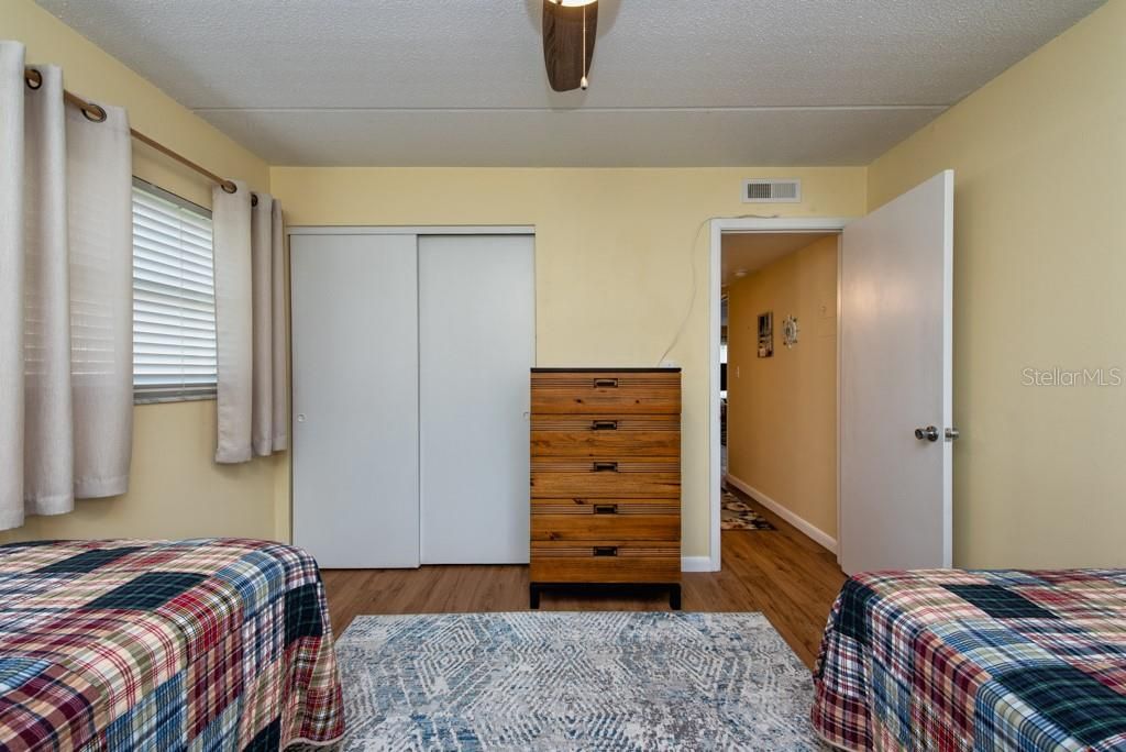 For Sale: $169,000 (2 beds, 1 baths, 980 Square Feet)