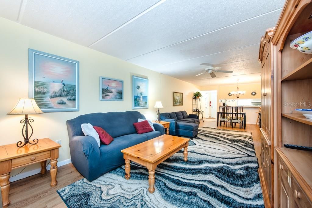 For Sale: $169,000 (2 beds, 1 baths, 980 Square Feet)