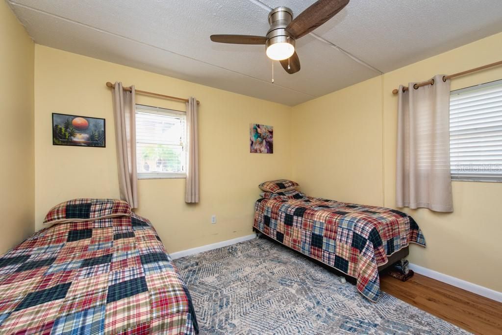 For Sale: $169,000 (2 beds, 1 baths, 980 Square Feet)