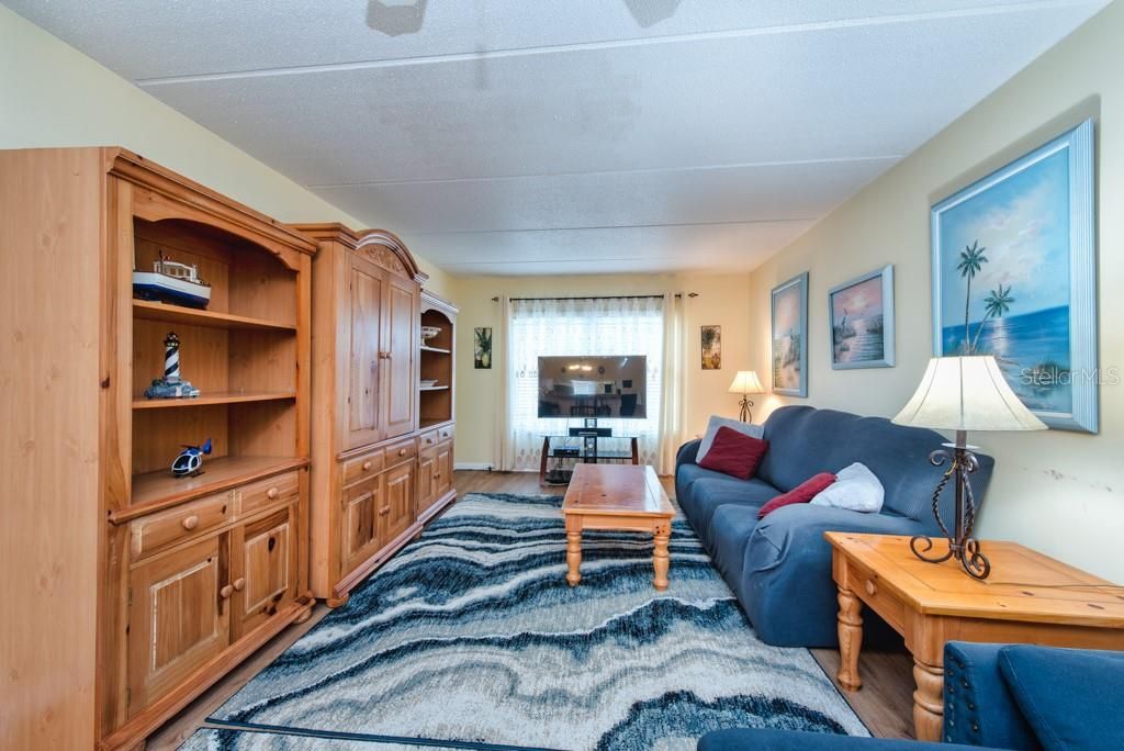 For Sale: $169,000 (2 beds, 1 baths, 980 Square Feet)