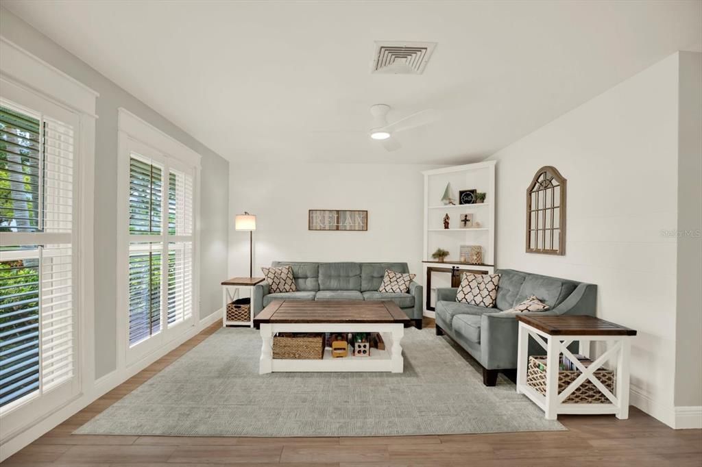 Activo con contrato: $535,000 (4 camas, 2 baños, 1761 Pies cuadrados)