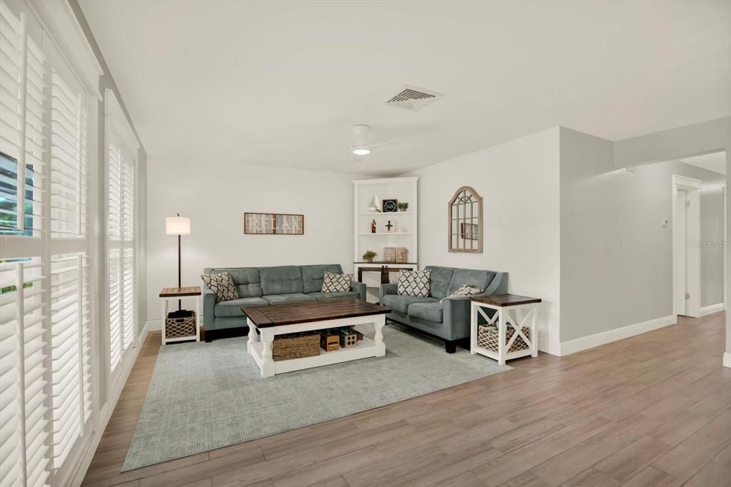 Activo con contrato: $535,000 (4 camas, 2 baños, 1761 Pies cuadrados)