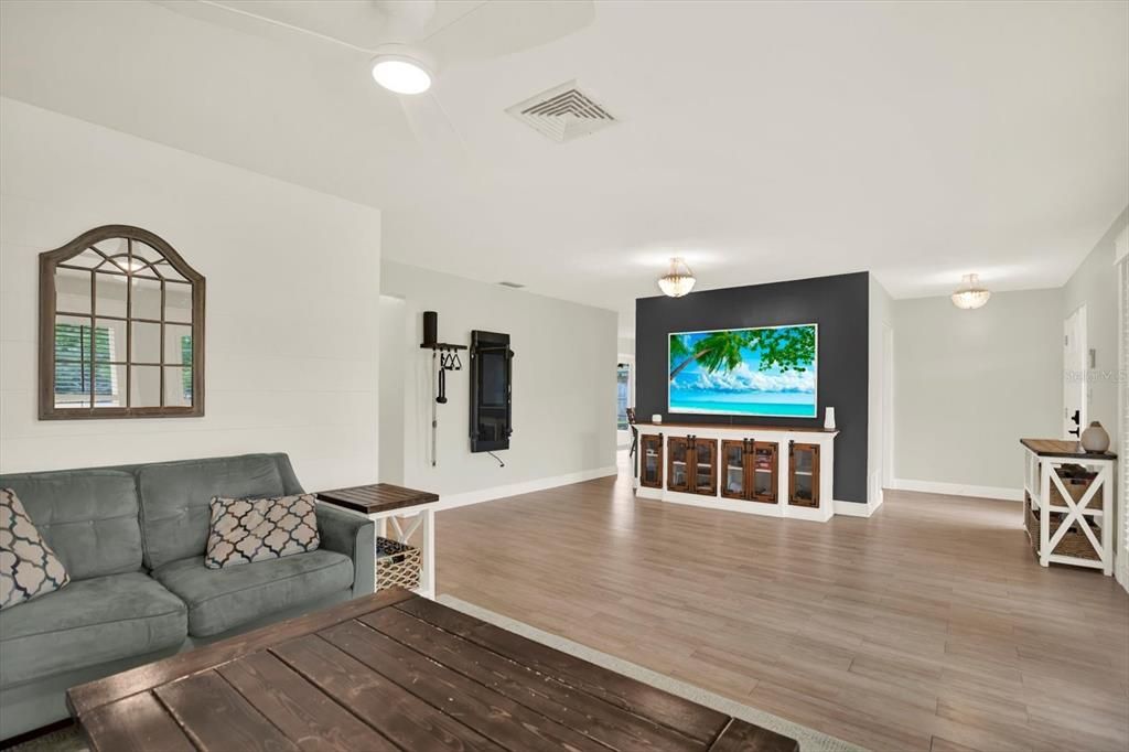 Activo con contrato: $535,000 (4 camas, 2 baños, 1761 Pies cuadrados)