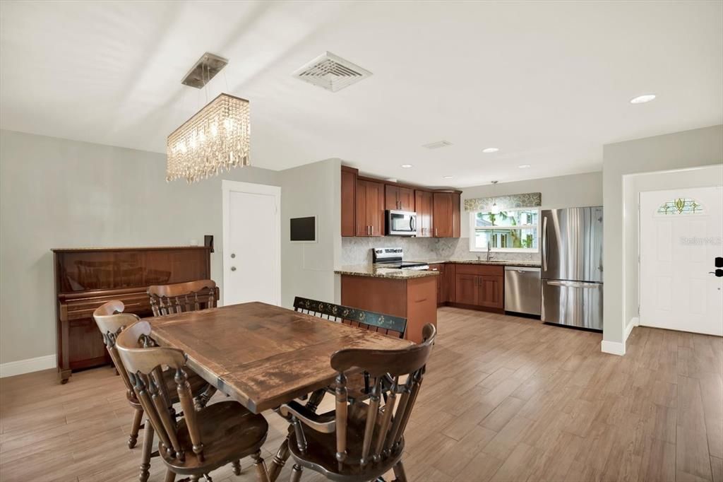 Activo con contrato: $535,000 (4 camas, 2 baños, 1761 Pies cuadrados)