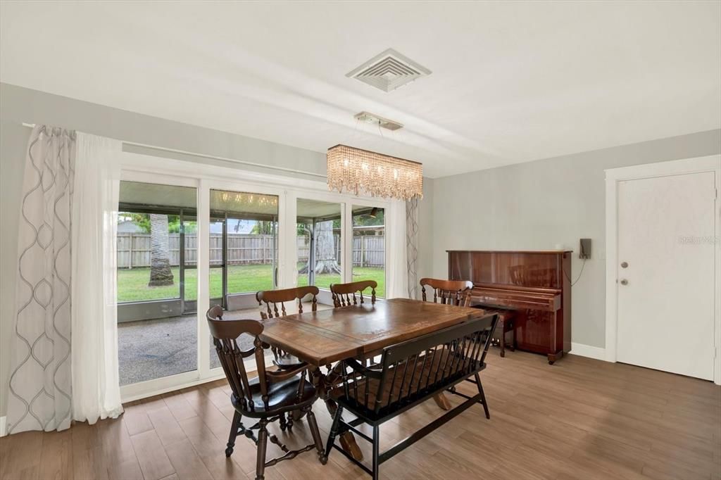 Activo con contrato: $535,000 (4 camas, 2 baños, 1761 Pies cuadrados)