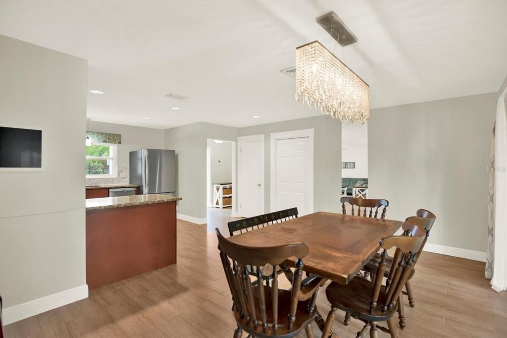 Activo con contrato: $535,000 (4 camas, 2 baños, 1761 Pies cuadrados)