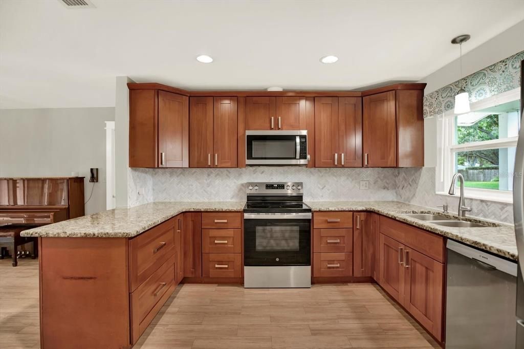 Activo con contrato: $535,000 (4 camas, 2 baños, 1761 Pies cuadrados)