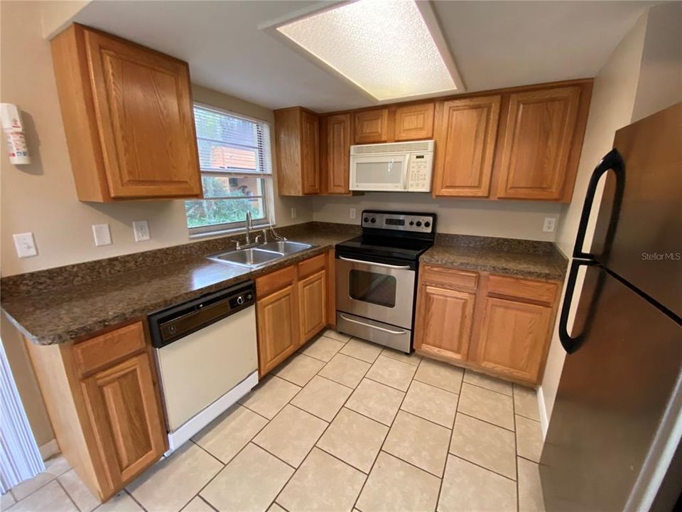 В аренду: $1,460 (2 спален, 1 ванн, 906 Квадратных фут)