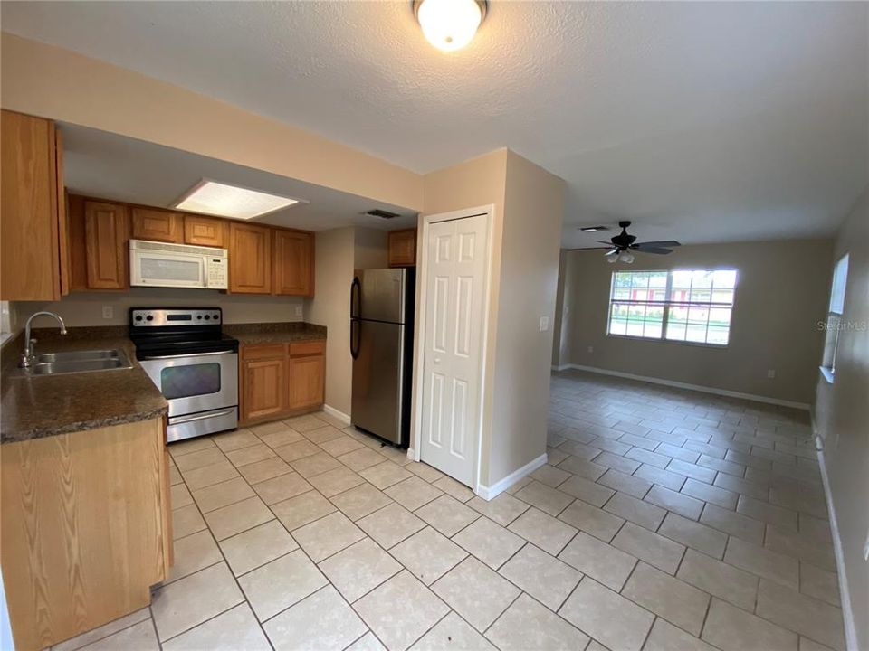 В аренду: $1,460 (2 спален, 1 ванн, 906 Квадратных фут)