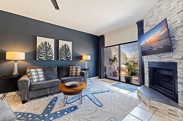 待售: $324,900 (2 贝兹, 2 浴室, 1175 平方英尺)