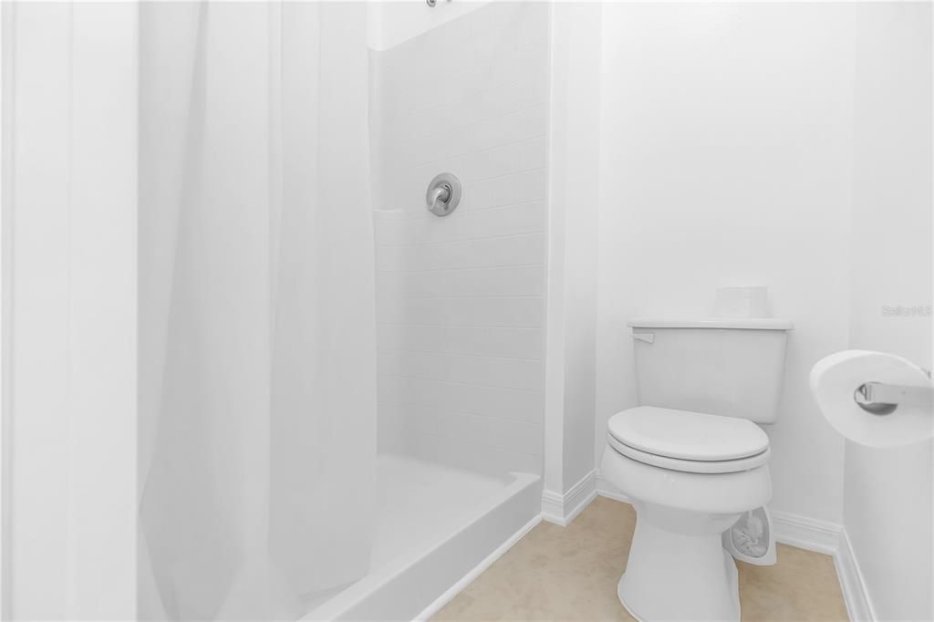 合同活跃: $389,000 (5 贝兹, 2 浴室, 2332 平方英尺)