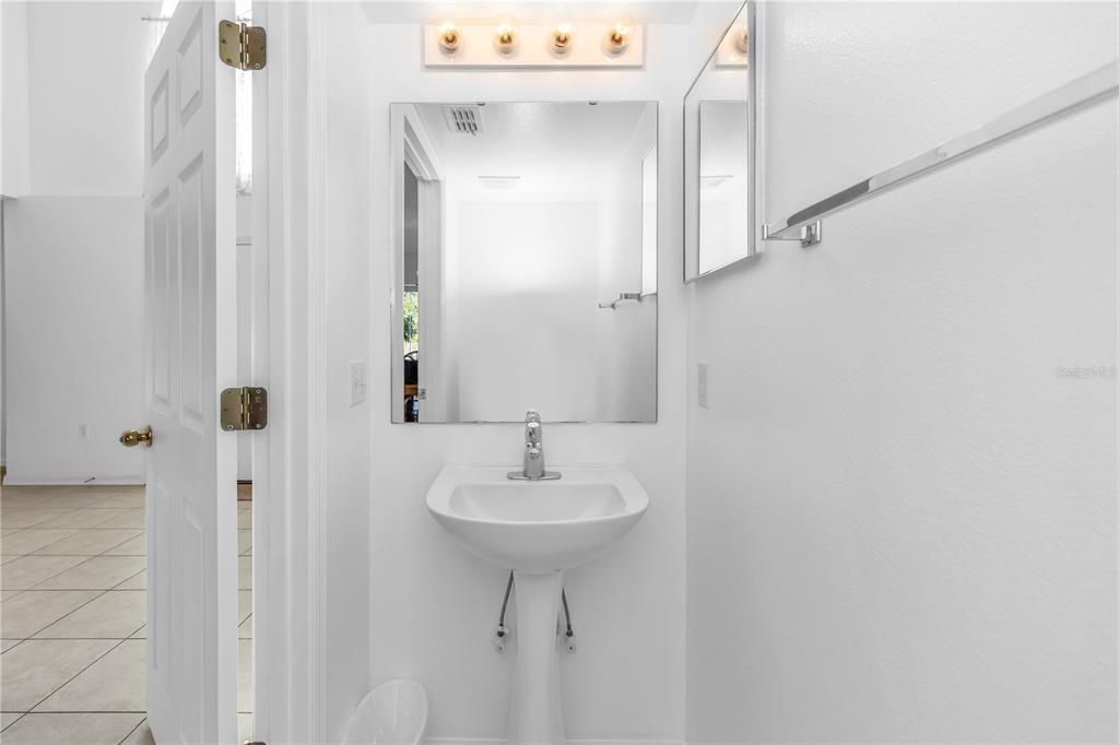 合同活跃: $389,000 (5 贝兹, 2 浴室, 2332 平方英尺)