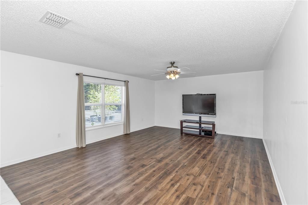 合同活跃: $389,000 (5 贝兹, 2 浴室, 2332 平方英尺)