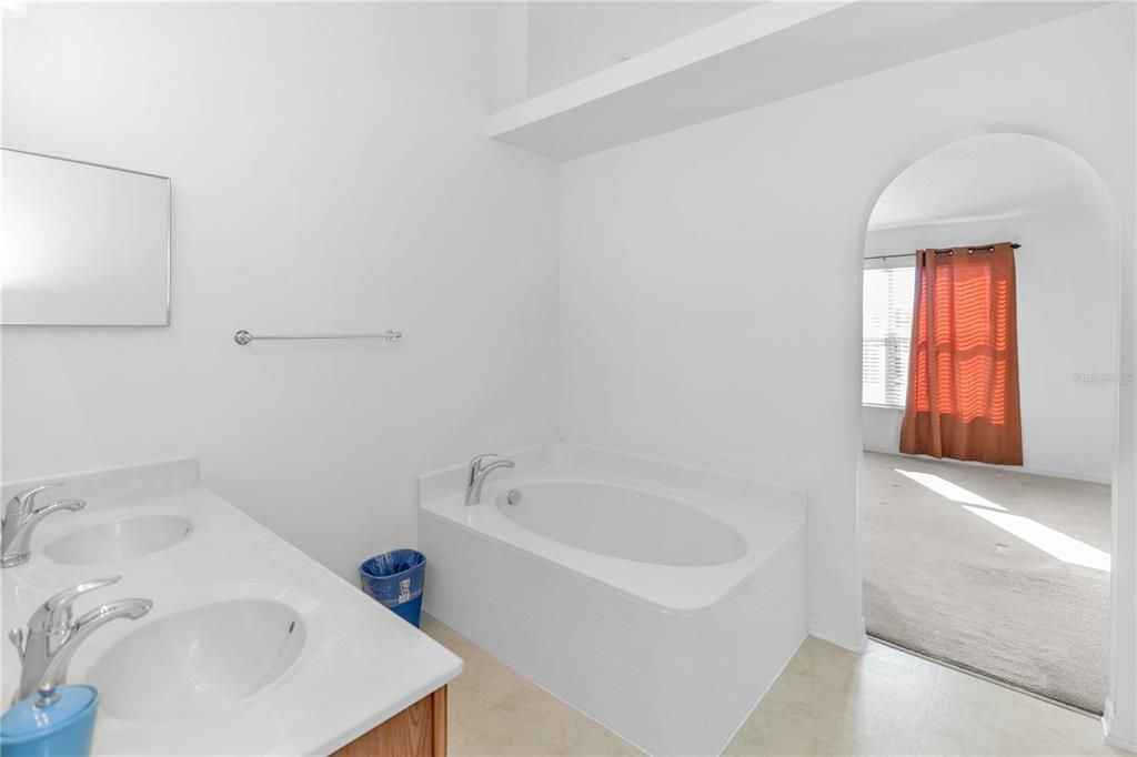 合同活跃: $389,000 (5 贝兹, 2 浴室, 2332 平方英尺)