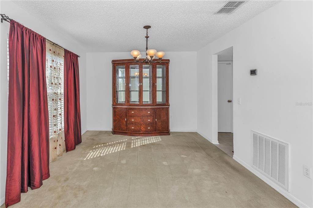 合同活跃: $389,000 (5 贝兹, 2 浴室, 2332 平方英尺)