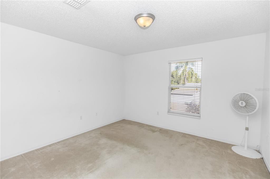 合同活跃: $389,000 (5 贝兹, 2 浴室, 2332 平方英尺)