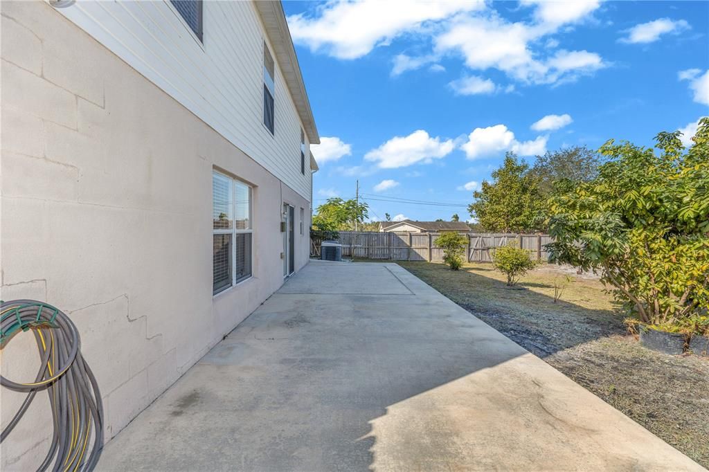 合同活跃: $389,000 (5 贝兹, 2 浴室, 2332 平方英尺)