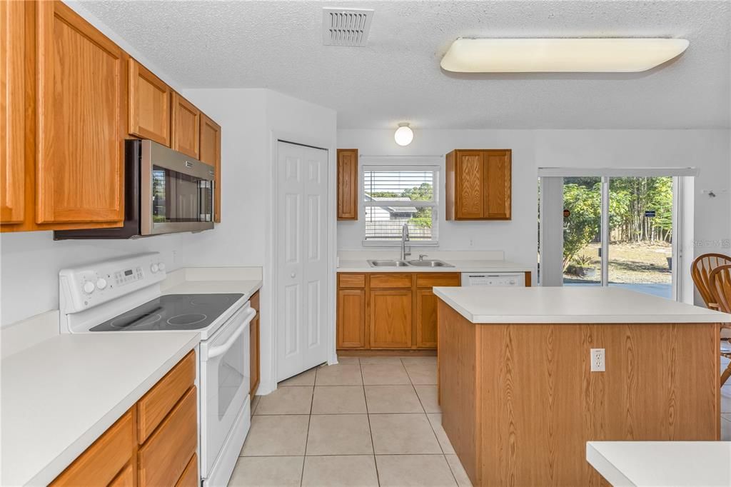 合同活跃: $389,000 (5 贝兹, 2 浴室, 2332 平方英尺)