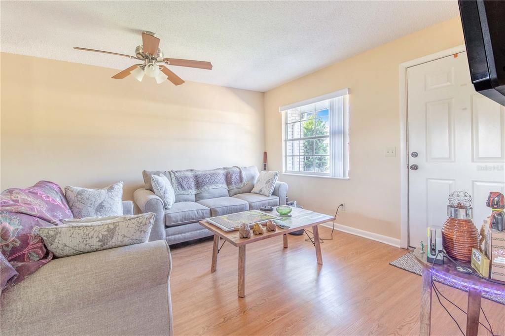 На продажу: $159,000 (2 спален, 2 ванн, 858 Квадратных фут)