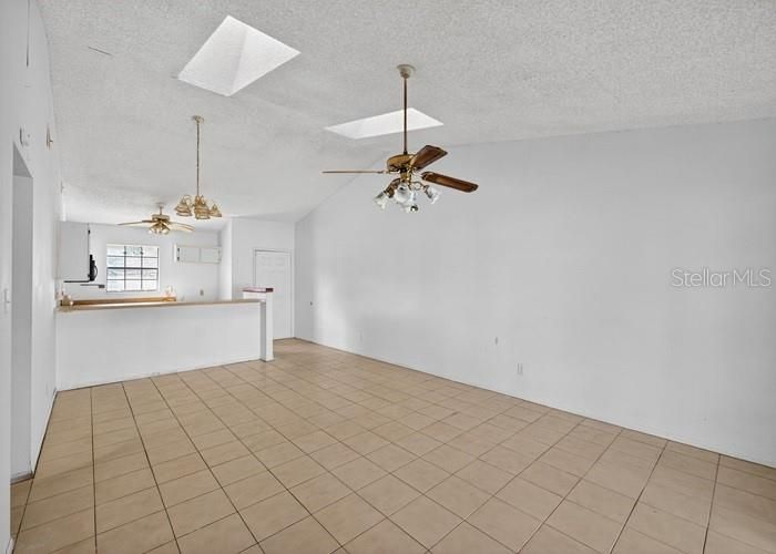 For Sale: $209,400 (2 beds, 2 baths, 1036 Square Feet)