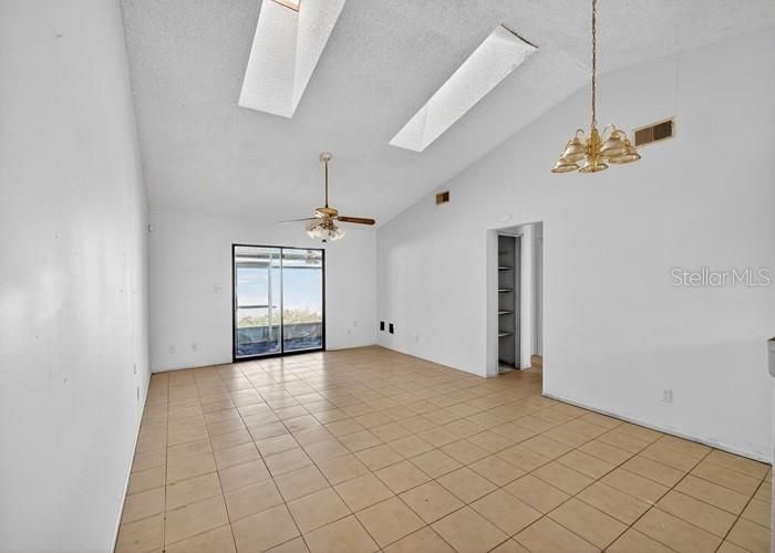 For Sale: $209,400 (2 beds, 2 baths, 1036 Square Feet)