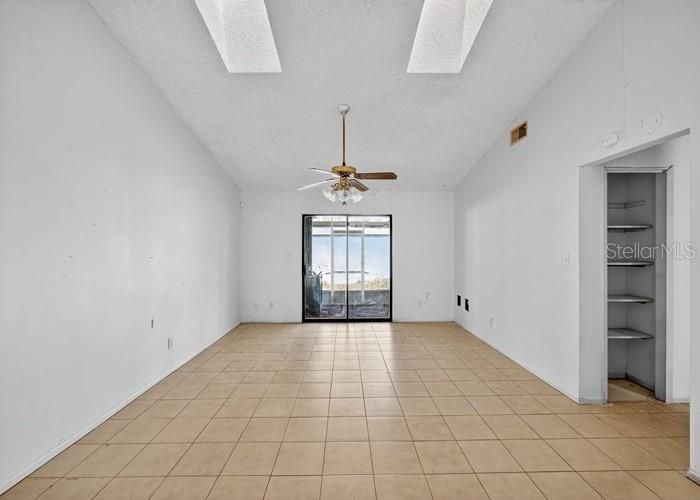 For Sale: $209,400 (2 beds, 2 baths, 1036 Square Feet)