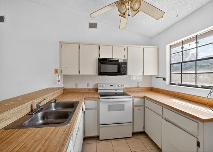 For Sale: $209,400 (2 beds, 2 baths, 1036 Square Feet)