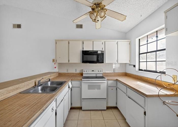 For Sale: $209,400 (2 beds, 2 baths, 1036 Square Feet)