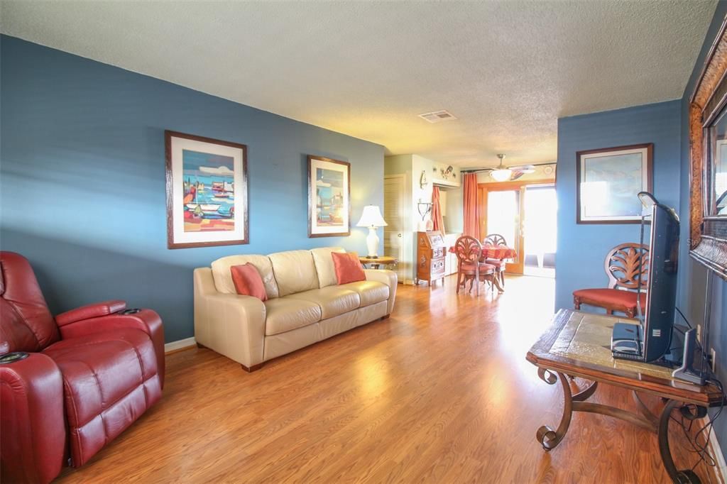 Active With Contract: $129,000 (1 beds, 1 baths, 669 Square Feet)