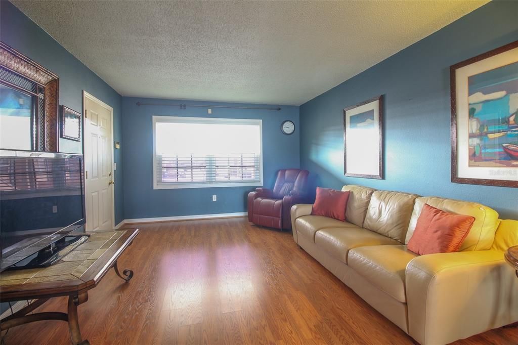 Active With Contract: $129,000 (1 beds, 1 baths, 669 Square Feet)