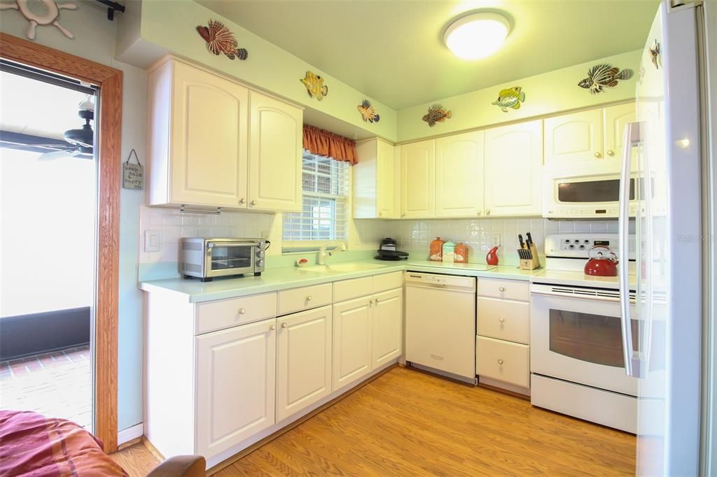 Active With Contract: $129,000 (1 beds, 1 baths, 669 Square Feet)