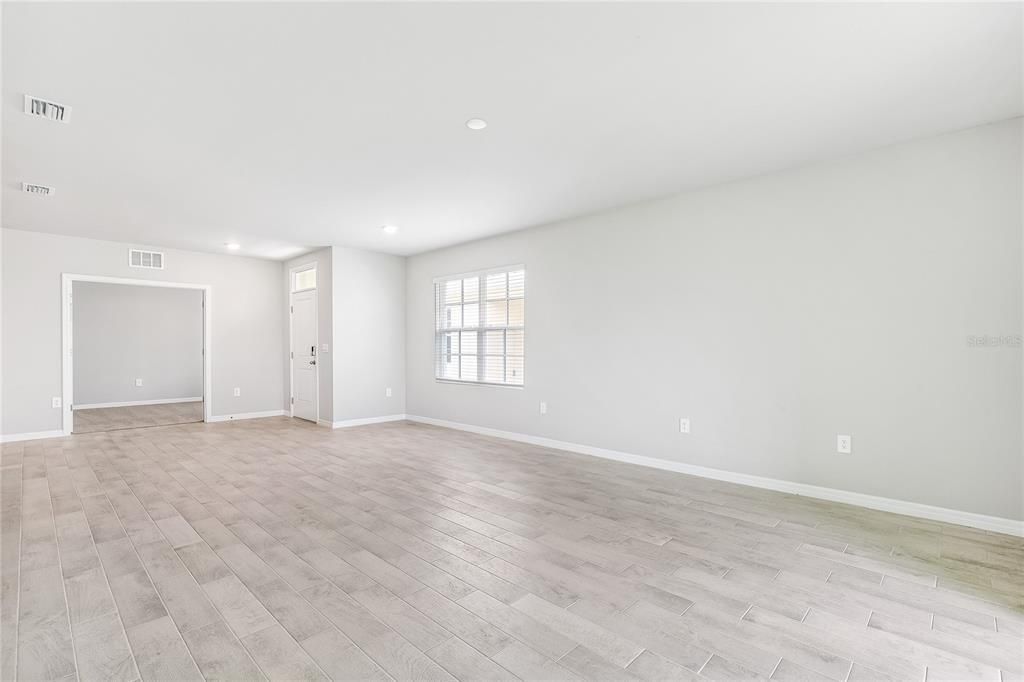 合同活跃: $259,999 (2 贝兹, 2 浴室, 1503 平方英尺)