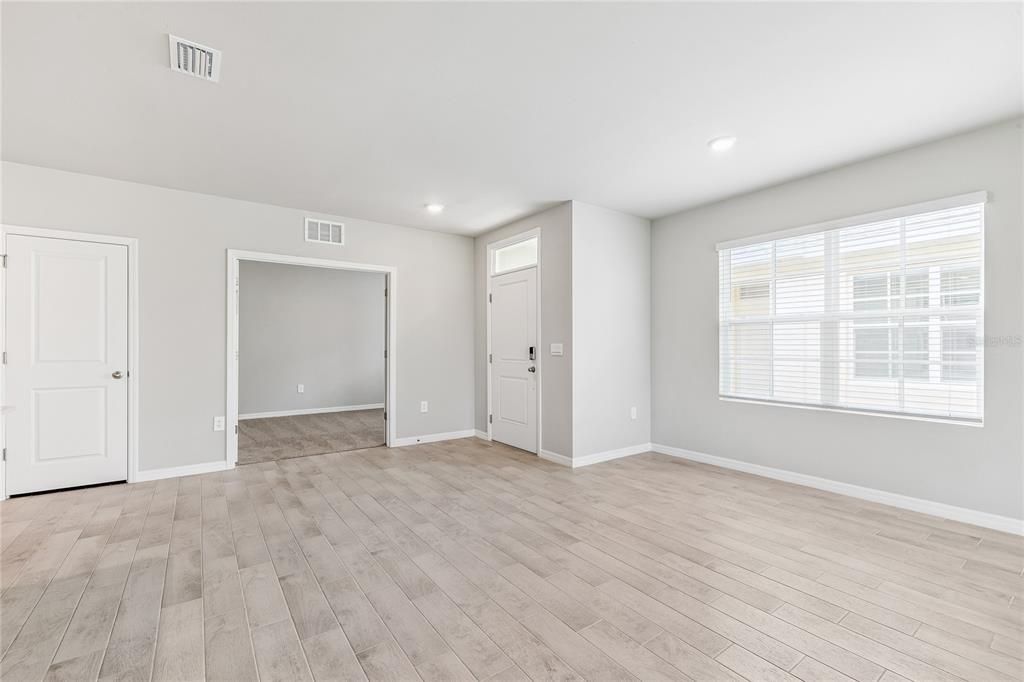 合同活跃: $259,999 (2 贝兹, 2 浴室, 1503 平方英尺)