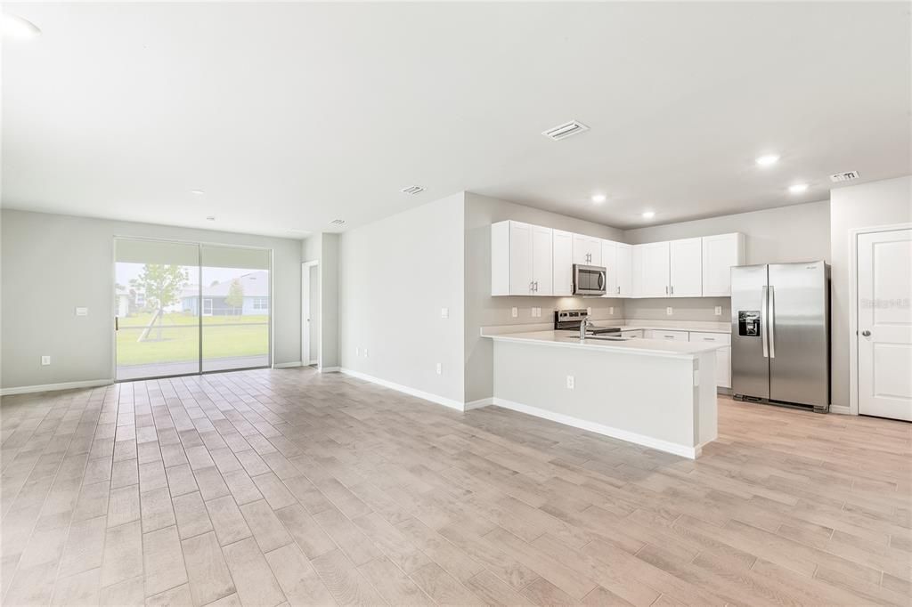 合同活跃: $259,999 (2 贝兹, 2 浴室, 1503 平方英尺)