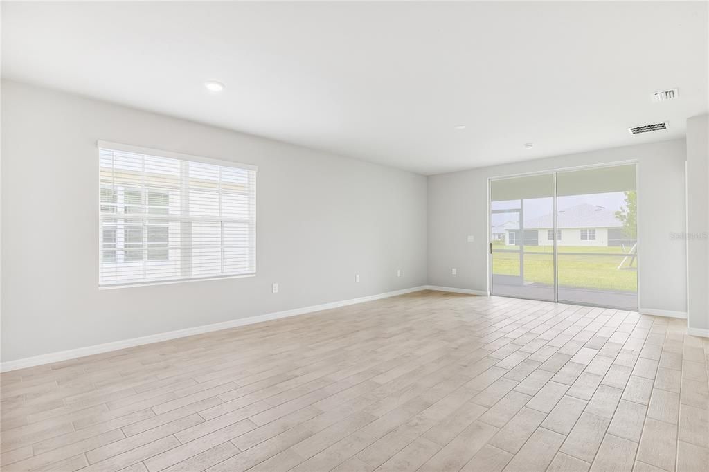 合同活跃: $259,999 (2 贝兹, 2 浴室, 1503 平方英尺)