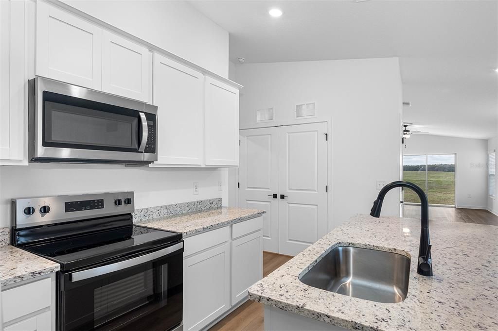 На продажу: $399,900 (4 спален, 3 ванн, 1981 Квадратных фут)