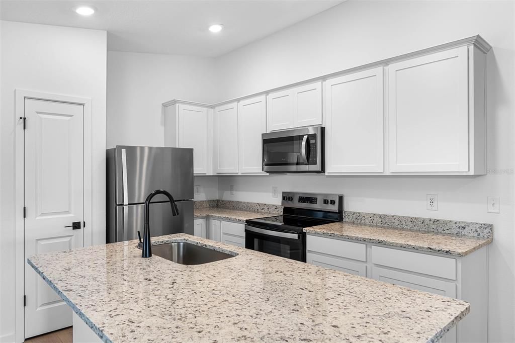 На продажу: $399,900 (4 спален, 3 ванн, 1981 Квадратных фут)