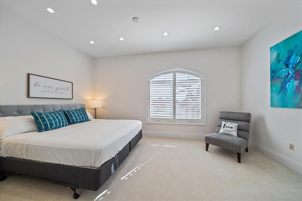 For Sale: $5,499,000 (6 beds, 5 baths, 7099 Square Feet)