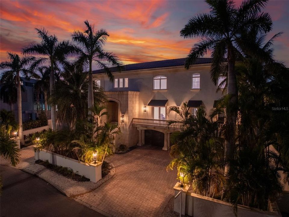 For Sale: $5,499,000 (6 beds, 5 baths, 7099 Square Feet)