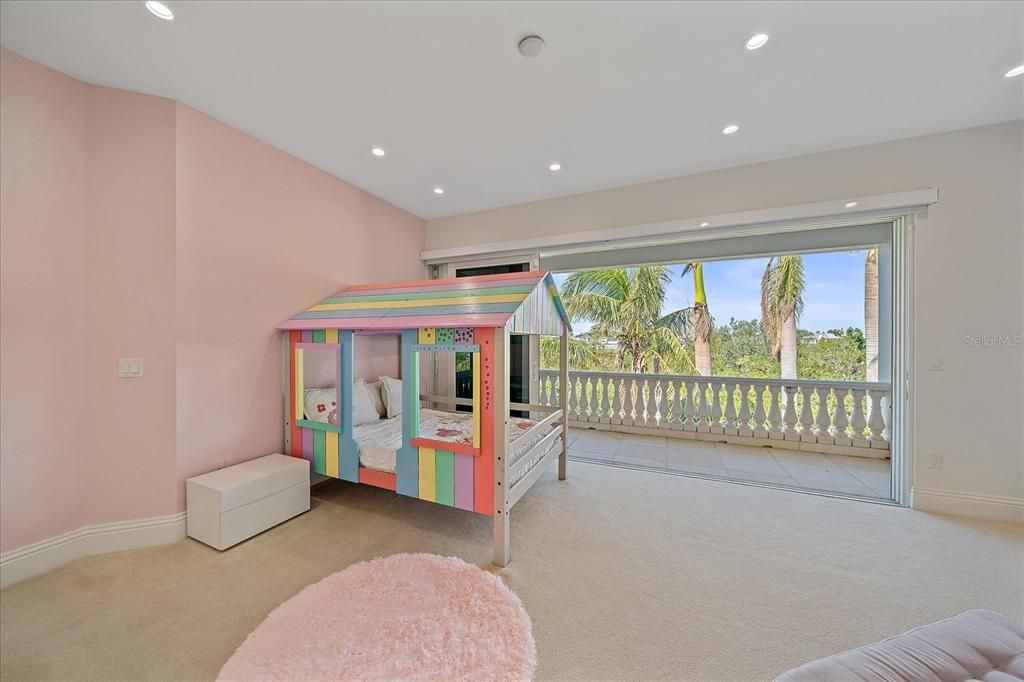 For Sale: $5,499,000 (6 beds, 5 baths, 7099 Square Feet)